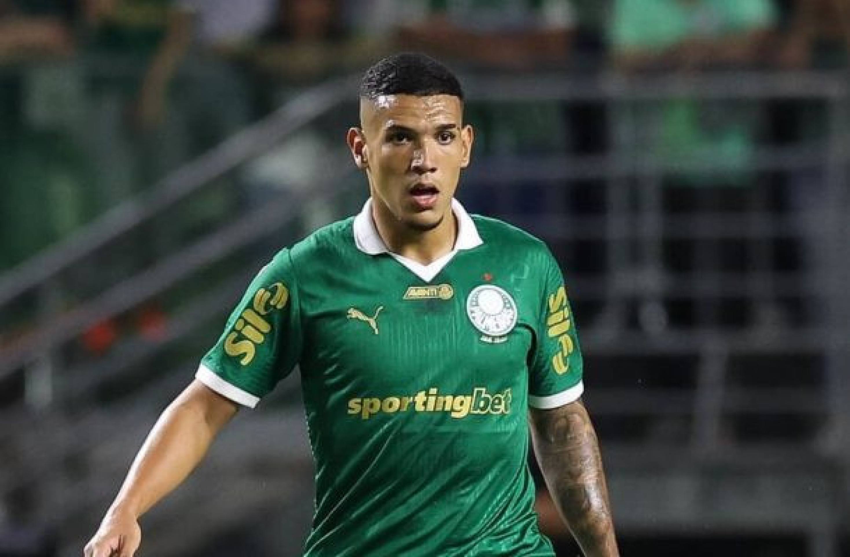 Naves tem oportunidade de se firmar no Palmeiras antes de aumentar concorrência