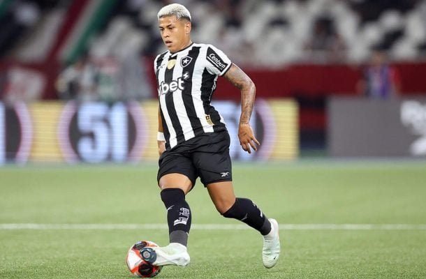 MARTINS - Tenebroso! Outro desempenho de sangrar os olhos. A bola queimou fácil em seus pés. Parecia uma criança jogando no meio de adultos. Substituído por Cuiabano - NOTA: 0,5 - Foto: Vitor Silva/Botafogo  