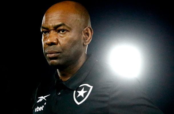 TÉCNICO: CLÁUDIO CAÇAPA: Absorveu o modo Leiria e morreu com duas substituições.  Recebeu, desta vez, das mãos de Textor, uma equipe melancólica. Não teve banco para mudar o jogo graças ao parlapatão norte-americano - NOTA: 3,5 - Foto: Vitor Silva/Botafogo 