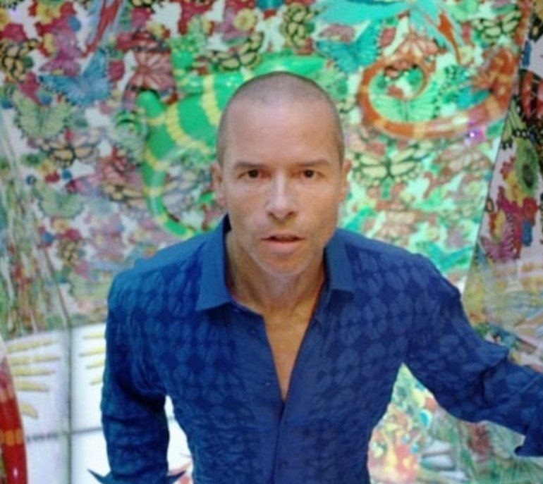 Os trÃªs primeiros trabalhos de Guy Pearce foram em filmes do diretor australiano Frank Howson: â??Heaven Tonightâ?, â??Huntingâ? e â??Flynnâ?. Neste Ãºltimo, interpretou o ator Errol Flynn, que fez fama em filmes de super-herÃ³i.
