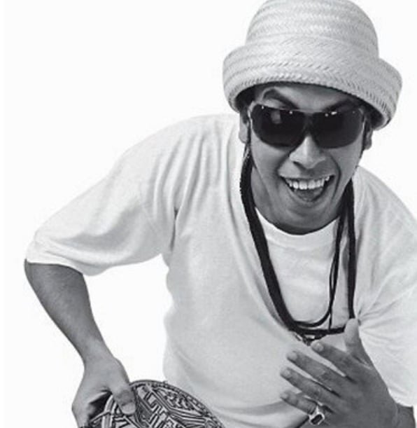 Chico Science - Francisco de Assis França nasceu em 13 de março de 1966, em Olinda, Brasil. Líder do movimento Manguebeat, foi vocalista da banda Nação Zumbi. Em 2 de fevereiro de 1997, morreu aos 30 anos em um acidente de carro na PE-17, em Recife, quando perdeu o controle do veículo.
