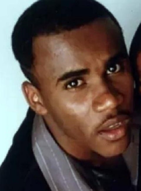 Claudinho - Cláudio Rodrigues de Mattos nasceu em 14 de julho de 1975, no Rio de Janeiro, Brasil. Formou a dupla Claudinho & Buchecha, um dos maiores sucessos do funk melody dos anos 1990. Em 13 de julho de 2002, morreu aos 26 anos em um acidente de carro na Rodovia Presidente Dutra, no Rio de Janeiro.