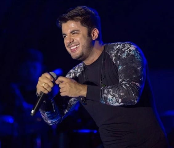 Cristiano Araújo - Cristiano Melo Araújo nasceu em 24 de janeiro de 1986, em Goiânia, Brasil. Foi um cantor sertanejo de grande sucesso, com hits como Maus Bocados. Em 24 de junho de 2015, morreu aos 29 anos em um acidente de carro na BR-153, em Goiás, quando seu veículo capotou