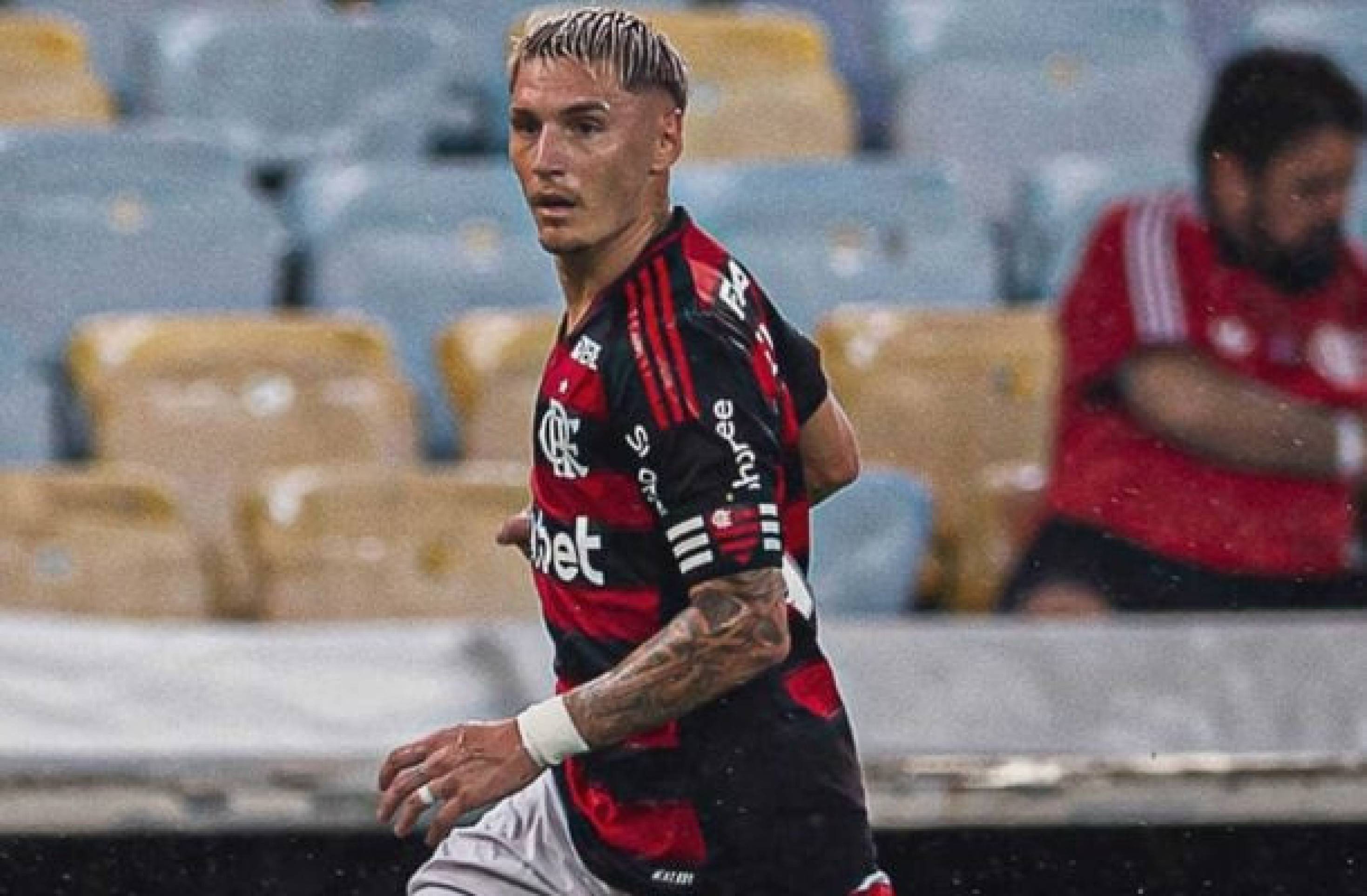 Flamengo pretende renovar contrato de Varela