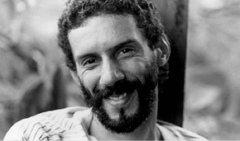 Gonzaguinha - Luiz Gonzaga do Nascimento Júnior nasceu em 22 de setembro de 1945, no Rio de Janeiro, Brasil. Filho de Luiz Gonzaga, destacou-se na MPB com músicas como O Que É, O Que É. Em 29 de abril de 1991, morreu aos 45 anos em um acidente de carro em Paraná, enquanto viajava para um show.