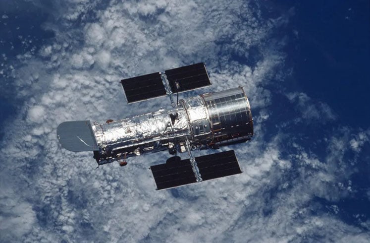O Hubble foi responsável por milhares de descobertas no universo. Ele identificou planetas fora do Sistema Solar e estudou as atmosferas de luas como Ganímedes e Europa. 
