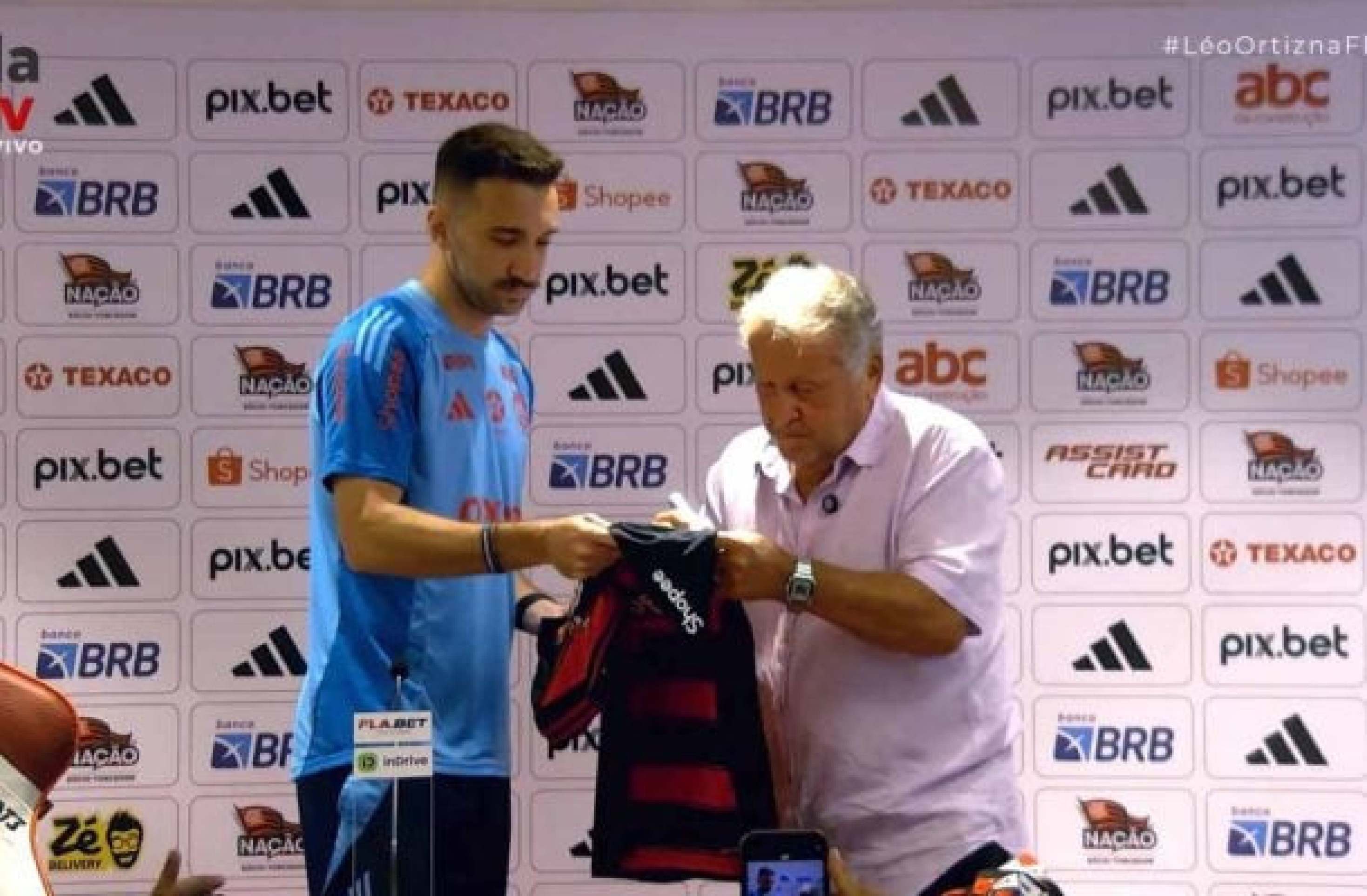 Zico ‘invade’ coletiva e surpreende Léo Ortiz no Flamengo