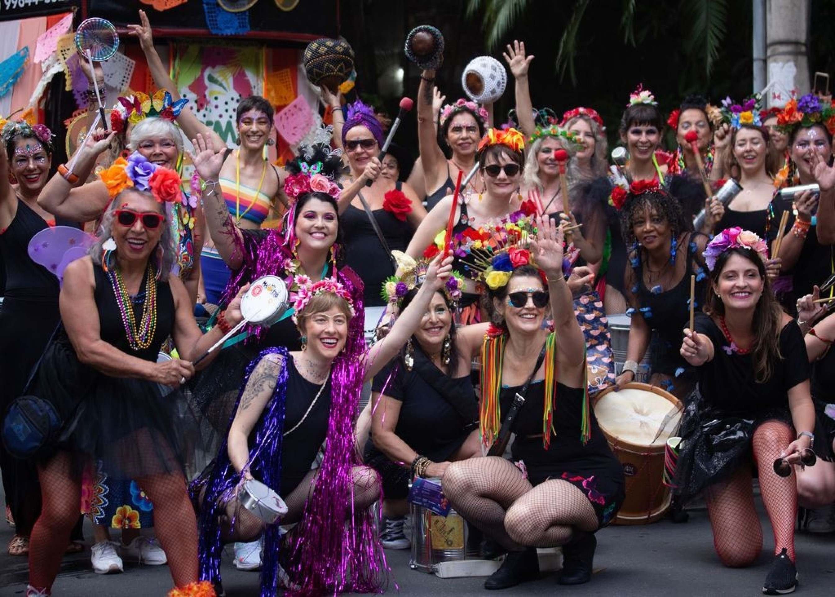 Mulheres integrantes do bloco Mimosas Borboletas, em BH