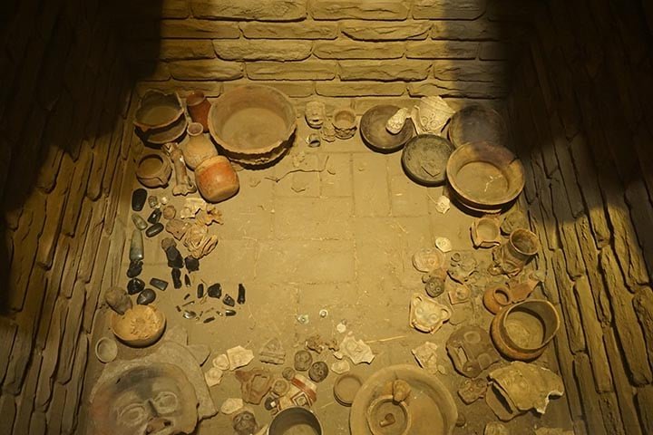 Artefatos da vida cotidiana como armas de caça, utensílios de cozinha, entre outros que viraram destroços, contribuem para datar em qual período da história este povo habitou esta cidade 