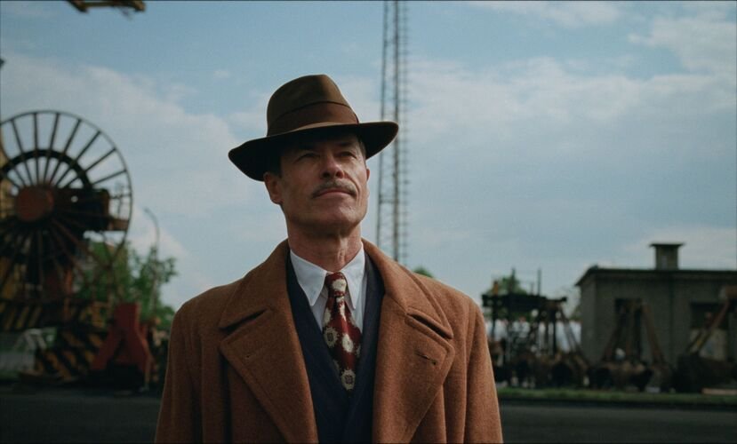 Nascido na Inglaterra em 1967, Guy Pearce migrou com a família com apenas três anos para a Austrália. Na juventude, ele deu seus primeiros passos no teatro. 

