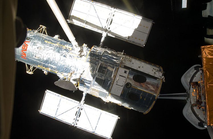 O telescópio Hubble capta energia através de dois painéis solares, cada um com 30 m².  Ele pesa 11 toneladas e mede 13,2m de comprimento e 4,2m de diâmetro. Dentro do telescópio, há um espelho/refletor de 2,40 m de diâmetro. 
