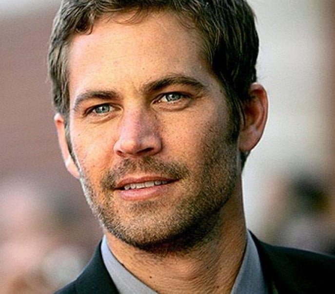 Paul Walker - Paul William Walker IV nasceu em 12 de setembro de 1973, em Glendale, EUA. Ficou mundialmente conhecido como Brian O’Conner na franquia Velozes e Furiosos. No dia 30 de novembro de 2013, ele estava no banco do passageiro de um Porsche que bateu em alta velocidade e pegou fogo em Santa Clarita, EUA, resultando em sua morte aos 40 anos.
