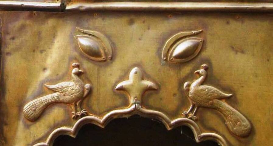 Além disso, a figura dos pavões foi representada em uma carruagem de latão de Searsole Rajbari, West Bengal, localizado na Índia.