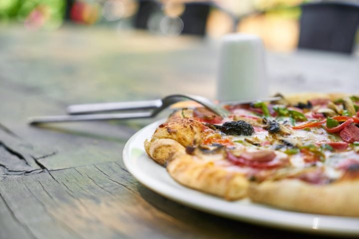 O estudo também mostrou que muitas pizzarias têm uma longa trajetória no mercado. Mais da metade (54%) está em funcionamento há mais de 10 anos, e 25% operam há mais de cinco anos.