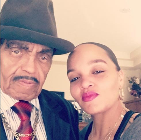 O empresÃ¡rio Joe Jackson, pai do eterno Michael Jackson, teve dez filhos com a esposa Katherine Jackson. No entanto, ele tambÃ©m Ã© pai de  Joh'Vonnie Jackson, fruto de uma traiÃ§Ã£o com Cheryl Terrel. Ele morreu em 2018 aos 89 anos. 