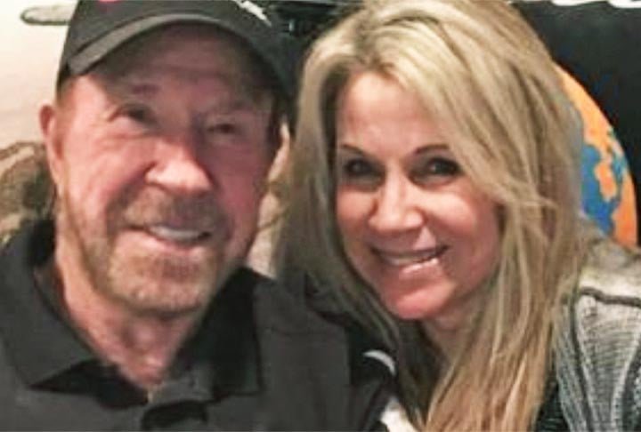 O ator americano Chuck Norris tem cinco filhos. Em 1963, nasceu Dina, fruto de um relacionamento fora do casamento com Dianne Holechek, que começou em 1958. Ele só descobriu a filha nos anos 90 e se separou em 1998. O astro teve dois filhos com Dianne e outros dois com uma terceira mulher, mas depois de separado. 