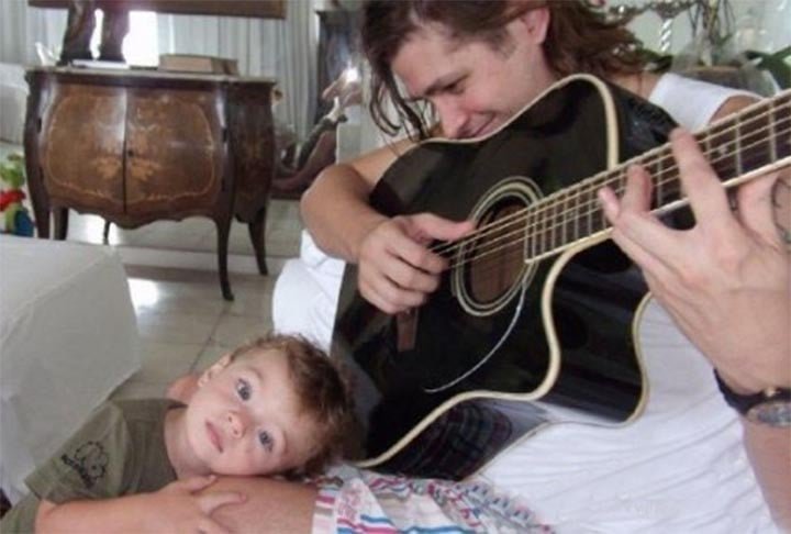 O ator Dado Dolabella namorou a modelo Viviane Sarahyba entre 2009 e 2010. No entanto, no período ele teve um relacionamento com uma estudante, o que gerou João Valentim, nascido em dezembro de 2009. 