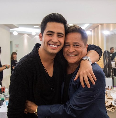 O cantor Leonardo tem seis filhos. Um deles Ã© Matheus Vargas, que nasceu em 1998, fruto de uma traiÃ§Ã£o com a cantora Liz Vargas. Anos antes, em 95, Leonardo tinha se casado com a jornalista Poliana Rocha. O caso extraconjugal resultou em separaÃ§Ã£o, mas desde 2002 eles estÃ£o juntos novamente. 