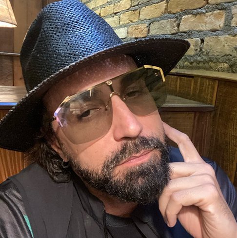 O cantor Latino tem dez filhos, cada um com uma mulher diferente. Alguns de seus herdeiros são frutos de traição. Ele namorou a cantora Kelly Key de 1997 a 2002, com quem tem um filha, Suzana, nascida em 2000. Neste período, porém, teve 4 filhos, alguns assumidos apenas há poucos anos. 