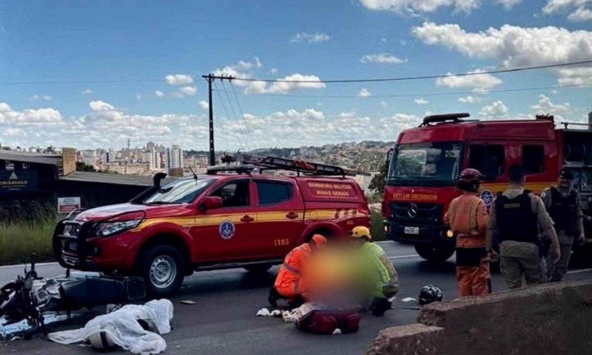 Bombeiros foram acionados por volta das 10h para acidente entre uma motocicleta e uma carreta -  (crédito: Divulga&ccedil;&atilde;o / Redes sociais)