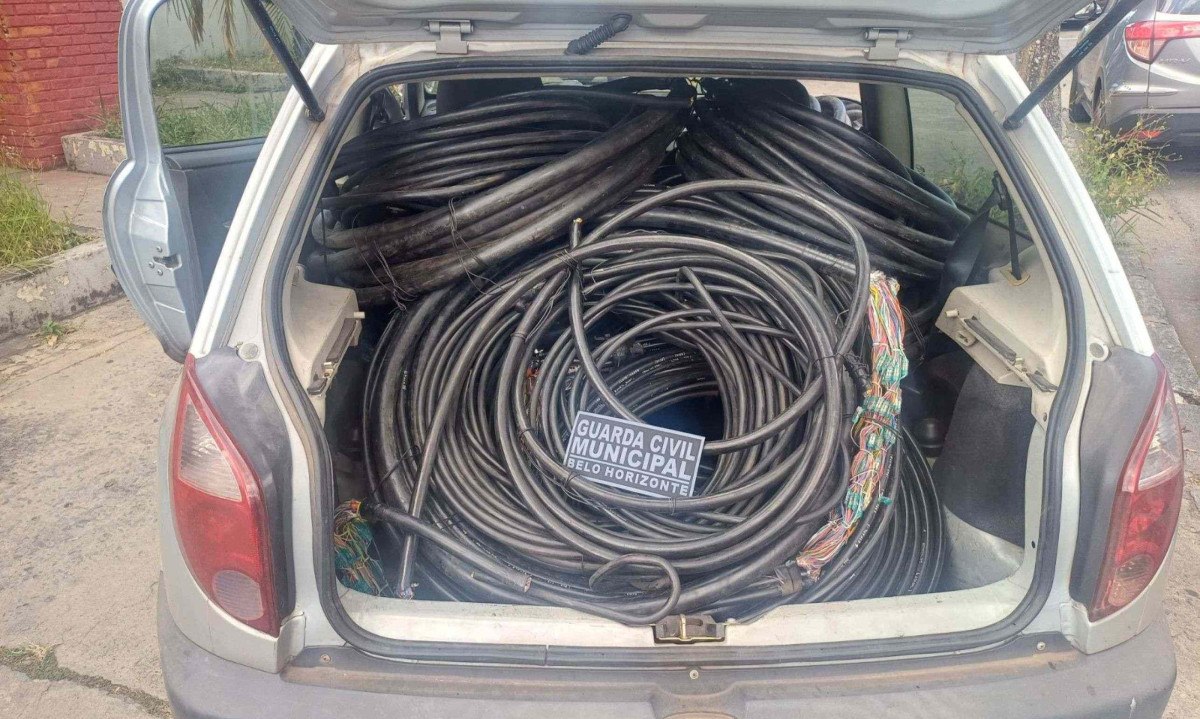 Homens foram presos com 400kg de cabos telefônicos na Região Oeste de BH -  (crédito: PBH/Divulgação)