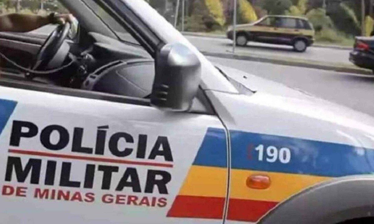 Carreta bate em poste e derrama &oacute;leo na pista  -  (crédito: PMMG)