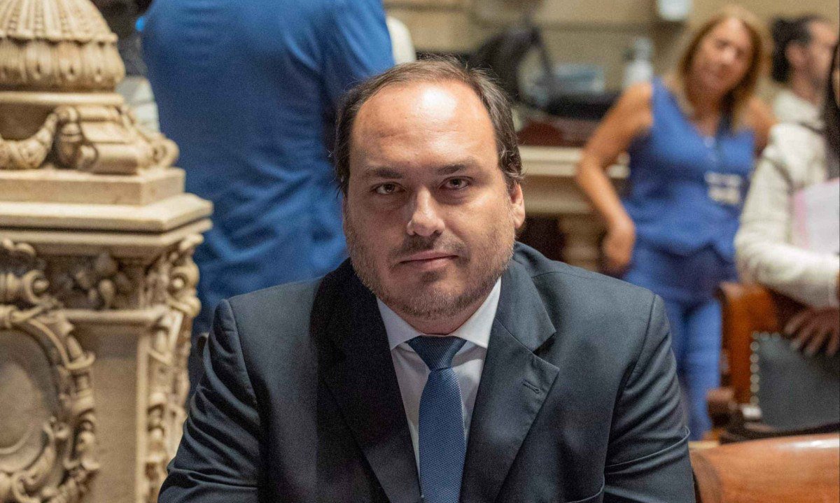 Vereador do Rio de Janeiro Carlos Bolsonaro chora e afirma  Brasil não é mais uma democracia -  (crédito: Luciola Villela/CMRJ)