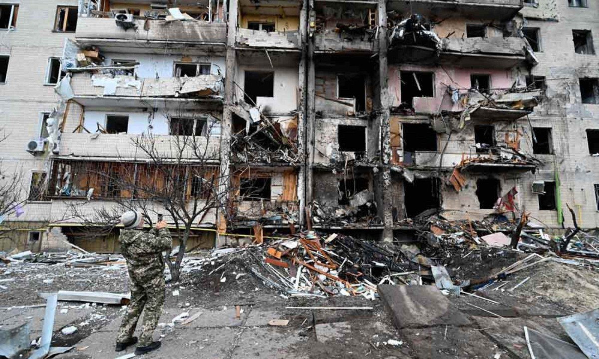 Prédio residencial destruído por bombas russas no subúrbio de Kiev, capital ucraniana, em fevereiro de 2022, no início do conflito militar Prédio residencial destruído por bombas russas no subúrbio de Kiev, capital ucraniana, em fevereiro de 2022, no início do conflito militar