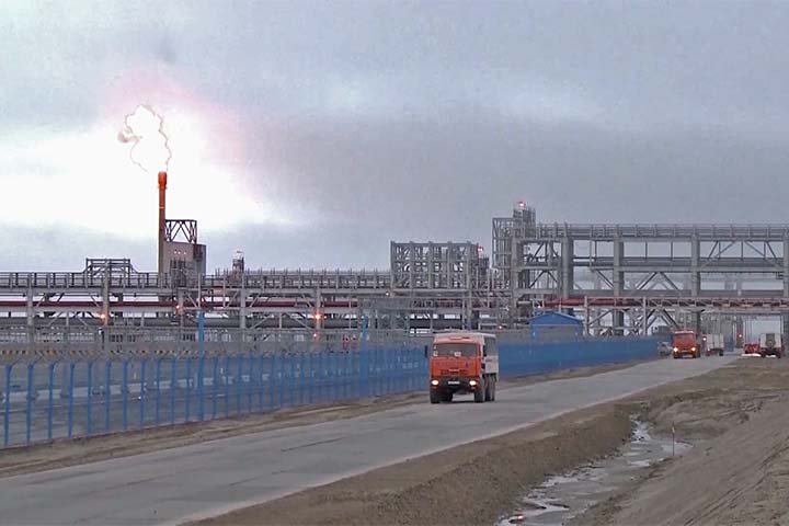 Ele não só desempenha um papel no deslocamento de petróleo, mas também é um exemplo de inovação em engenharia de infraestrutura. Operado pela empresa estatal egípcia, ele é equipado com estações de bombeamento ao longo de sua extensão para garantir a eficiência e a segurança na movimentação do petróleo.