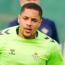 Alvo do Palmeiras, Vitor Roque é expulso em partida pelo Betis, e jornal aponta ‘poço de escuridão’ - No Ataque Internacional