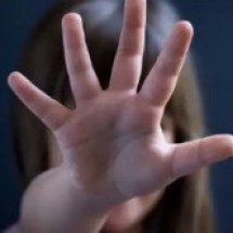 Criança é encontrada com fezes pelo corpo e marcas de agressão - Pixabay