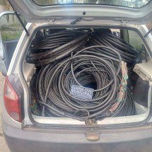 Dupla com uniforme de empresa de telefonia é presa com 400kg de cabos - PBH/Divulgação