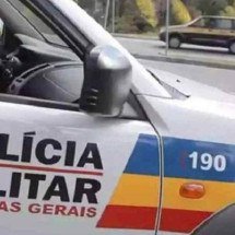 Carreta bate em poste e derrama óleo em rua do Bairro Santo Antônio - PMMG
