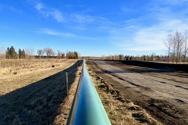 Com uma capacidade inicial de 2,5 milhões de barris por dia, o oleoduto pode ser ampliado conforme a demanda. Sua importância estratégica é evidente, pois permite o transporte direto do petróleo do Golfo Pérsico para o Mediterrâneo, facilitando o fornecimento aos mercados europeus e ocidentais.