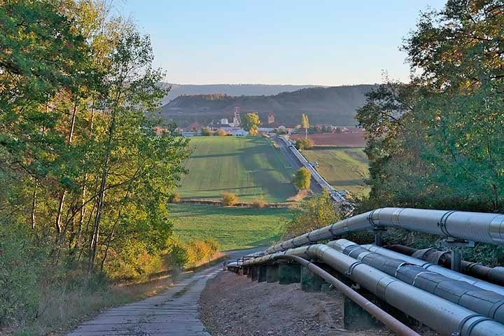 O oleoduto SUMED, inaugurado em 1977, se estende por cerca de 320 quilômetros. Seu objetivo era criar uma rota mais eficiente para o transporte de petróleo do Oriente Médio para a Europa e outras regiões, evitando a longa rota ao redor da África.