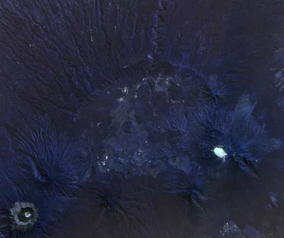 Lago da Cratera Kawah Ijan (Indonésia) -  O satélite da missão Copernicus Sentinel-2 registrou imagem do lago mostrando um azul turquesa que parece de um lugar aprazível. Ledo engano. 