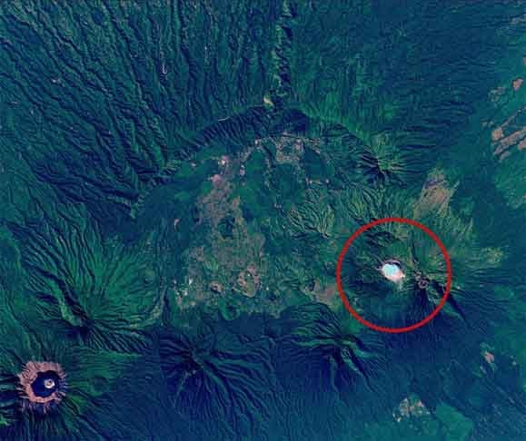 Na imagem feita do espaço também é possível ver, a sudoeste, o vulcão Gunung Raung, que tem 3,3 mil metros de altura e é um dos mais ativos em Java, a principal ilha da Indonésia. 