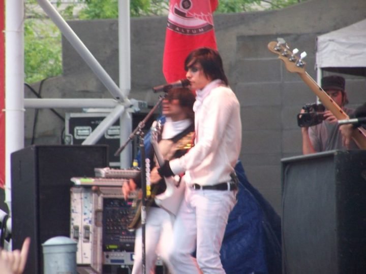 A carreira na música começou em 2002, quando Leto formou uma banda e lançou o primeiro álbum com o mesmo nome do grupo: “30 Seconds to Mars”. 