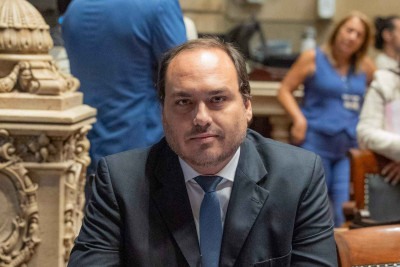 Vereador do Rio de Janeiro Carlos Bolsonaro chora e afirma  Brasil não é mais uma democracia -  (crédito: Luciola Villela/CMRJ)