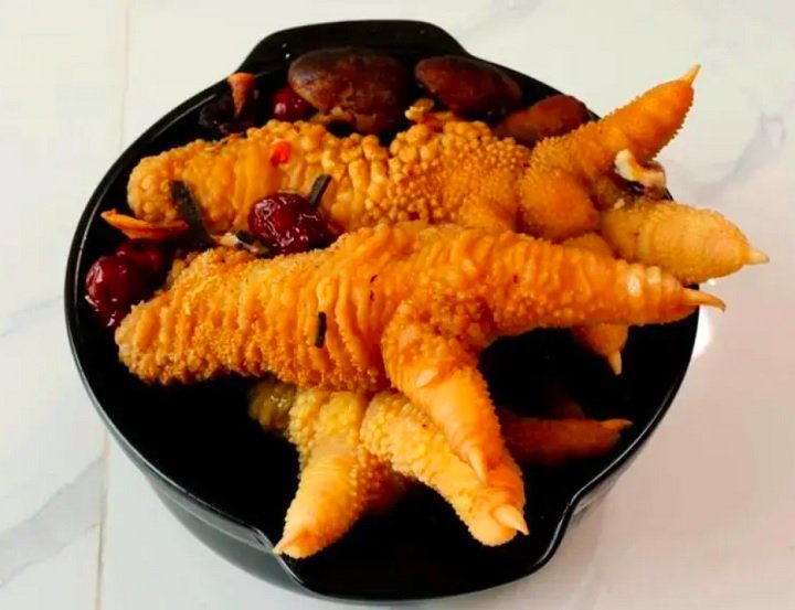 A carne das galinhas DragÃ£o Ã© frequentemente utilizada em pratos especiais e servida em restaurantes de luxo.