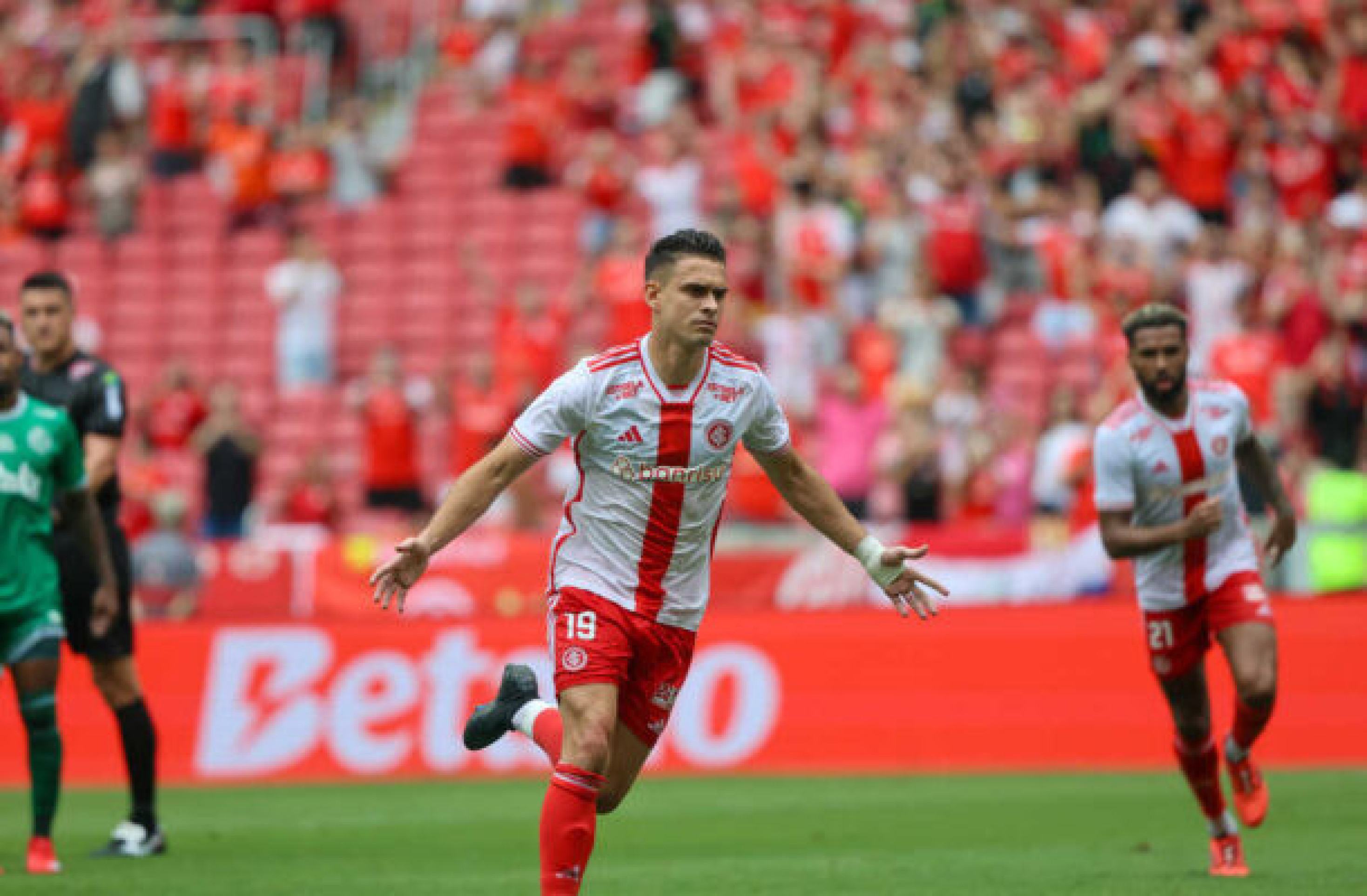 Internacional confirma ausência de Borré em duelo com o Caxias