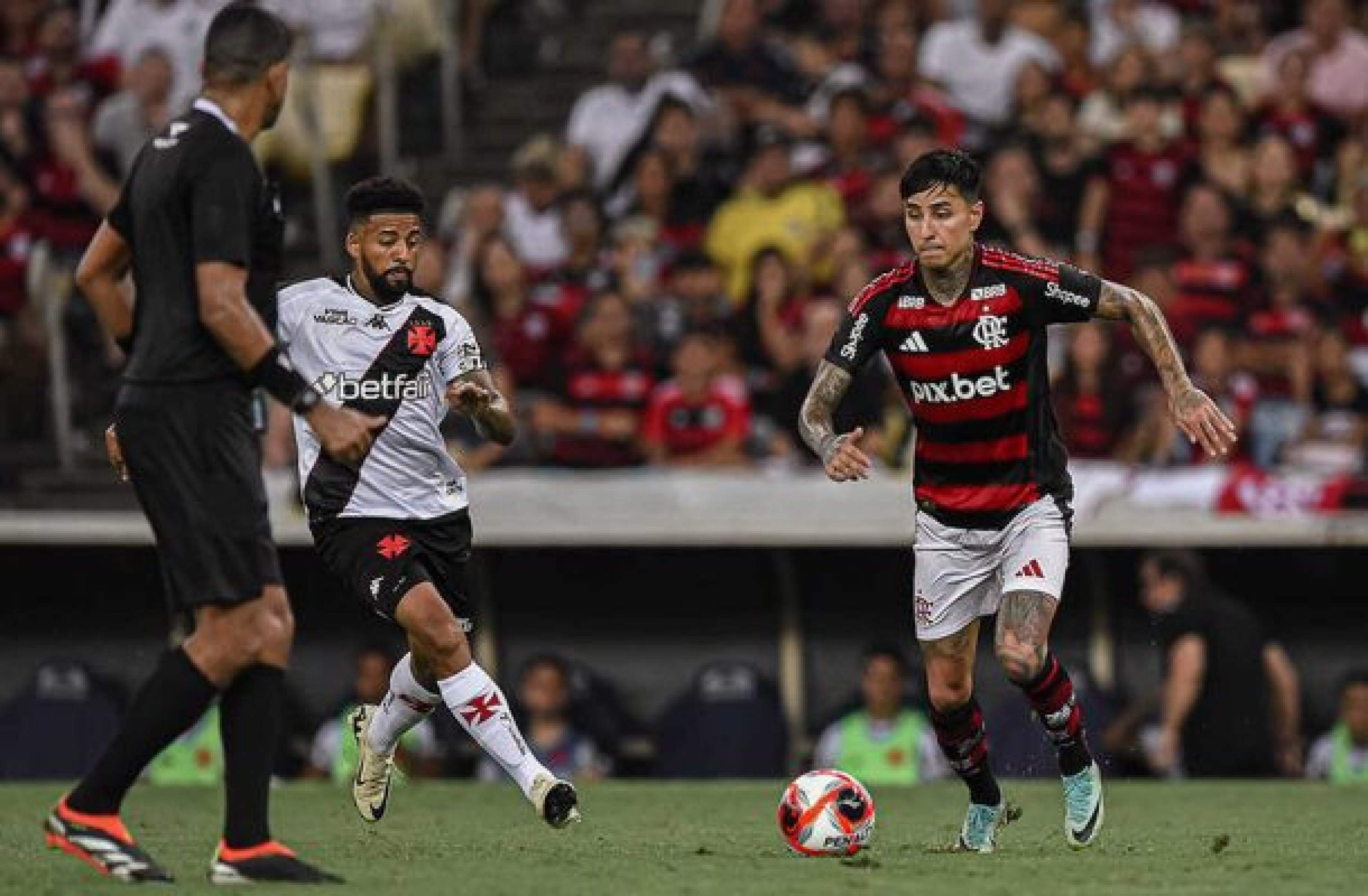 Flamengo prioriza renovação de Pulgar, mas terá outras negociações pela frente
