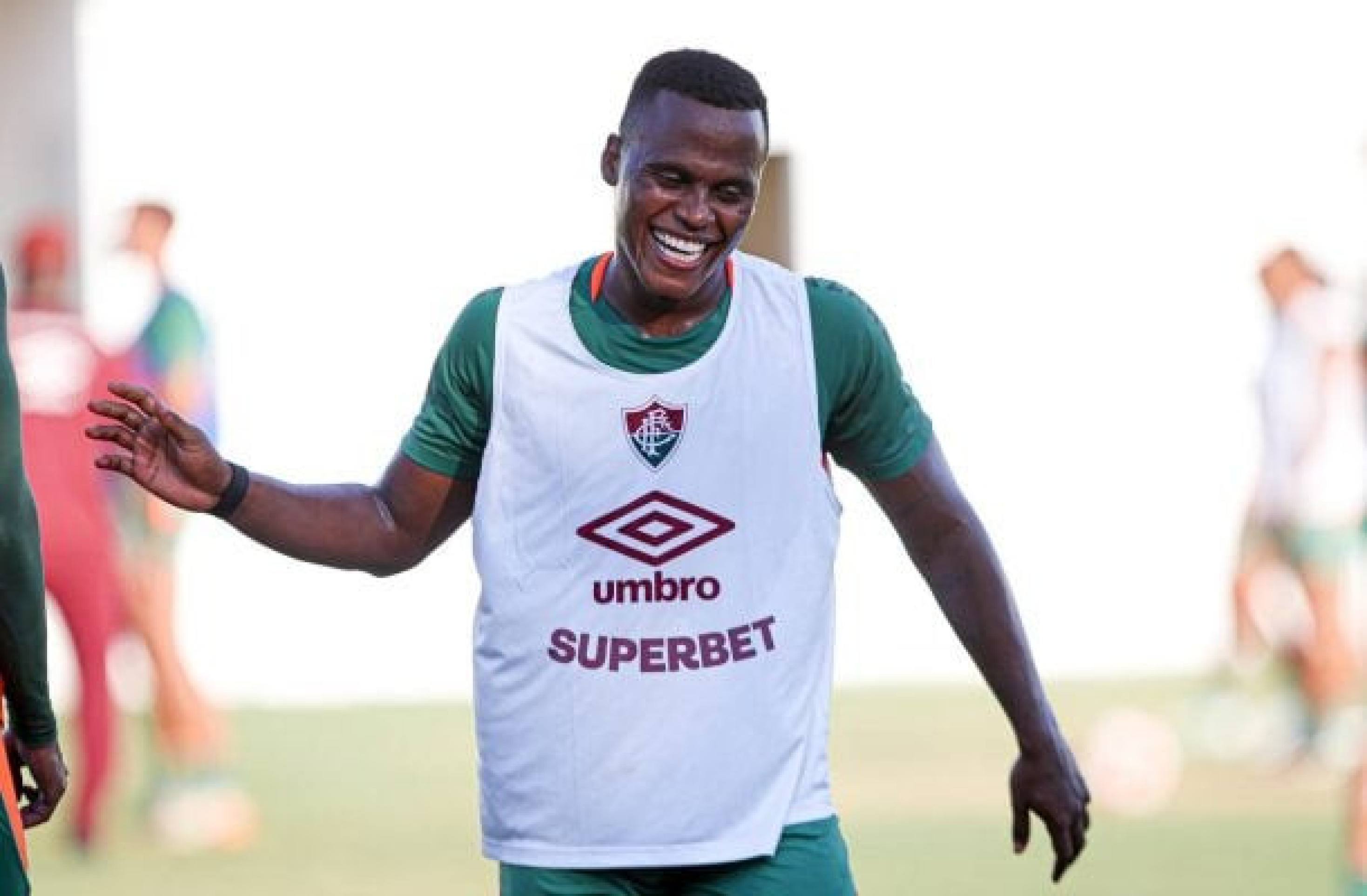 Arias celebra 200 jogos pelo Fluminense e afirma: ‘Melhor coisa que fiz na vida’