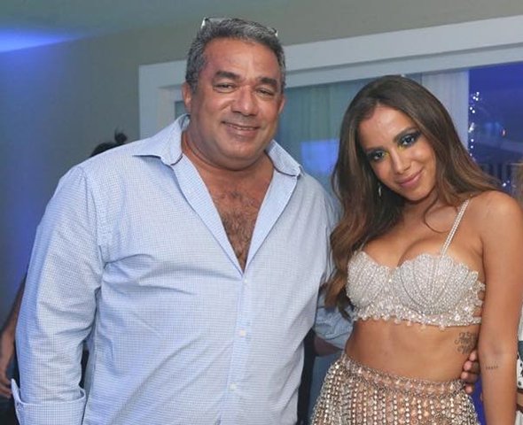 Em 2019, a cantora Anitta descobriu que é irmã do militar Felipe Terra. O jovem é fruto de um relacionamento extraconjugal de Mauro Santana, pai deles, com Cleide Terra, antes do atual casamento com Miriam Macedo. 