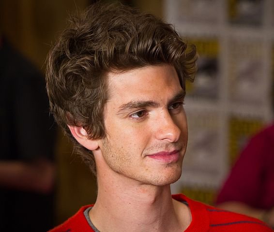 Andrew Garfield é um ator americano, nascido em Los Angeles, mas que também tem cidadania britânica. Ele se popularizou no papel do Homem-Aranha e já ganhou prêmios por atuações em TV, teatro e cinema. Inclusive um Globo de Ouro de Melhor Ator em Comédia/Musical por 