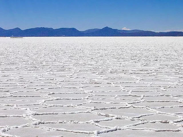 Salar de Uyuni (Bolívia) - Maior e mais alto deserto de sal do mundo, se estende por 10.582 km² e fica a uma altitude de 3.656 metros, perto da Cordilheira dos Andes. Surgiu quando os lagos pré-históricos evaporaram e formaram uma espessa crosta salgada. Astronautas da Apollo 11 disseram que, do espaço, o salar parece até uma geleira. 