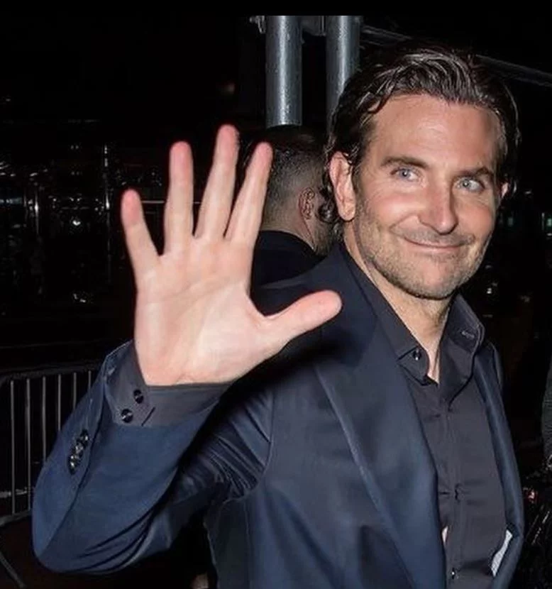 Nascido na Filadélfia, em 1975, Bradley Charles Cooper tem ascendência irlandesa e italiana. Ele é Bacharel em Artes, formado em 1997. Depois de estudar na Villanova University em 1994, transferiu-se para a Universidade de Georgetown e fez intercâmbio na França, de onde saiu com o novo idioma fluente e um diploma nas mãos. 