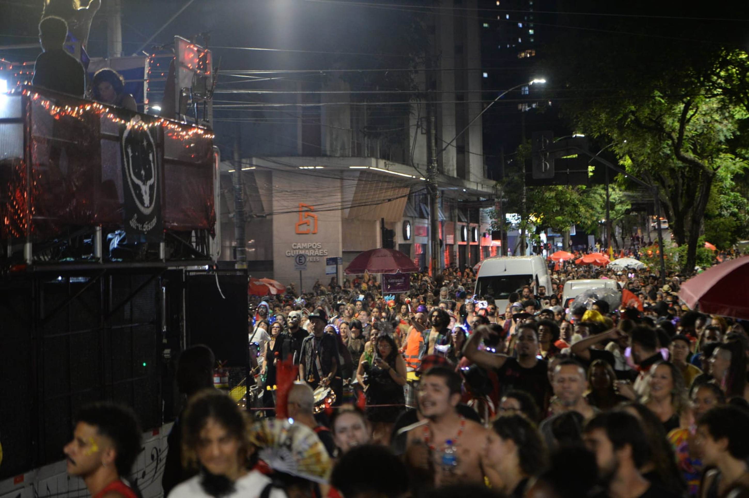 Bloco Abre-te Sésamo desfila na Avenida Álvares Cabral, na noite desta sexta-feira (21/1)