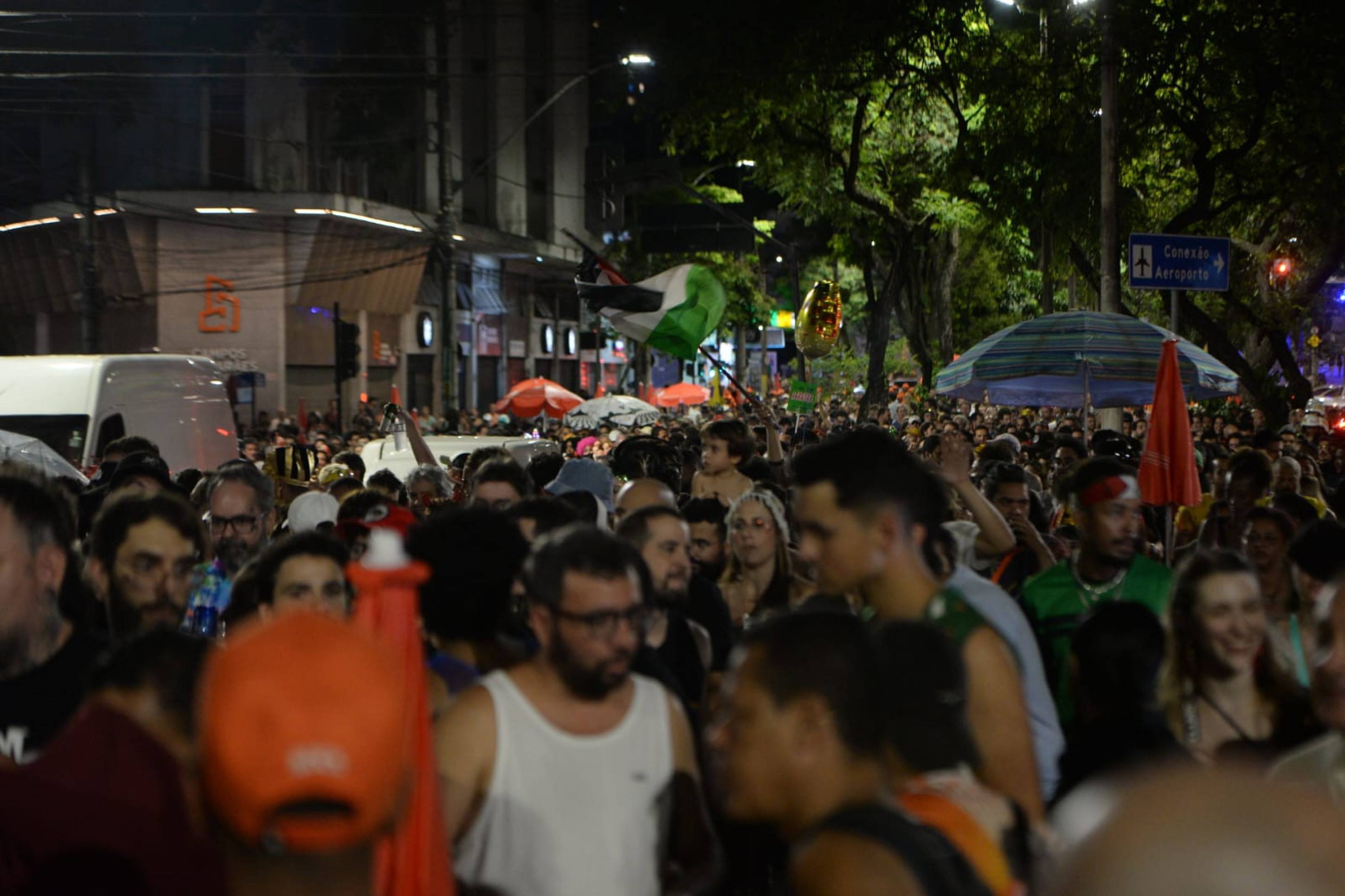 Bloco Abre-te Sésamo desfila na Avenida Álvares Cabral, na noite desta sexta-feira (21/1)