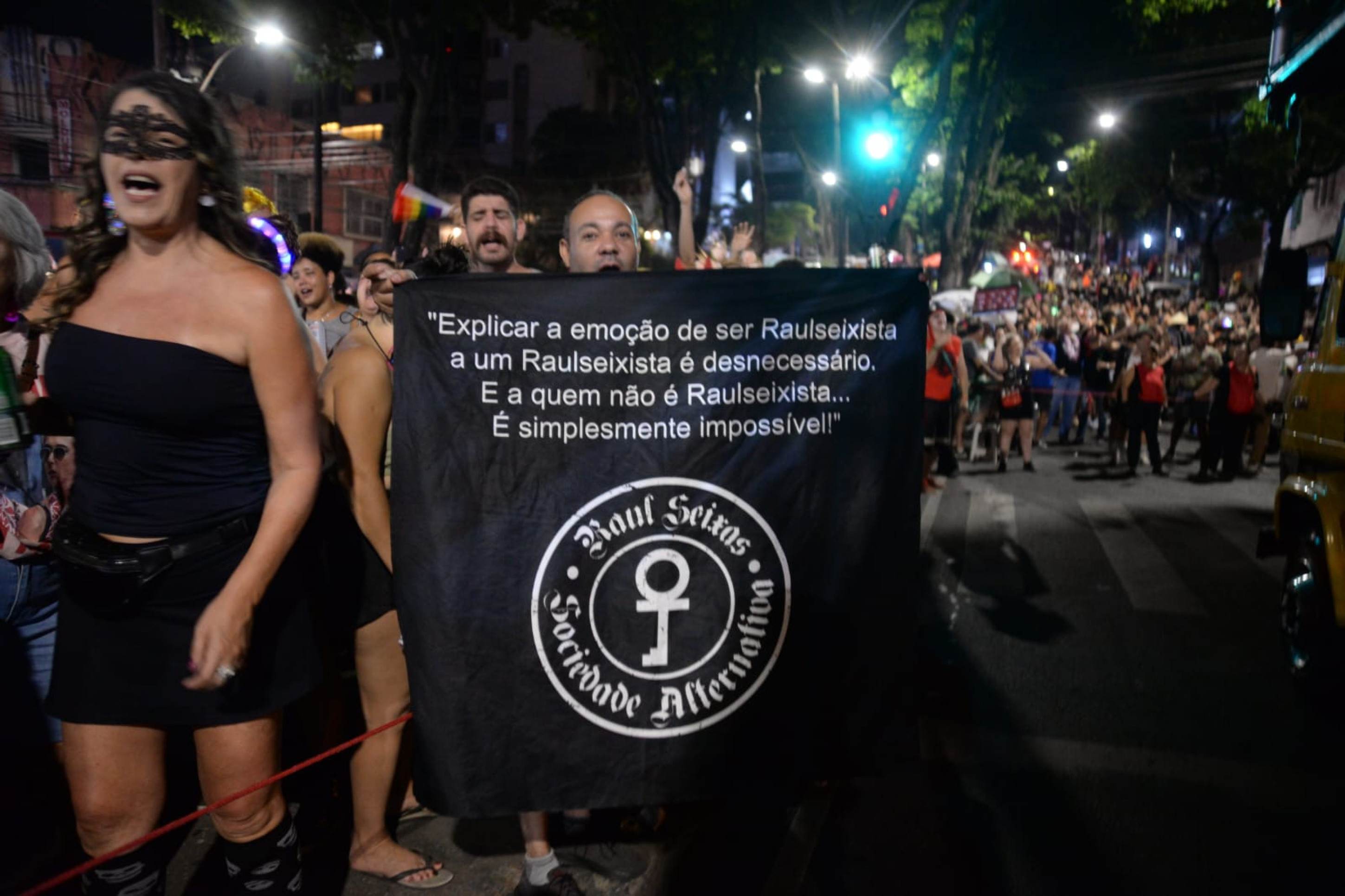 Bloco Abre-te Sésamo desfila na Avenida Álvares Cabral, na noite desta sexta-feira (21/1)